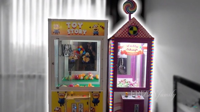 Benar-benar bikin serasa di mal, rumah milik Jonathan Frizzy ini dilengkapi dengan arena bermain anak. Kamu bisa menemukan dua buah mesin capit boneka yang sengaja disediakan oleh Jonathan untuk anak-anaknya. Foto: YouTube/Frizzy Family