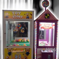 Benar-benar bikin serasa di mal, rumah milik Jonathan Frizzy ini dilengkapi dengan arena bermain anak. Kamu bisa menemukan dua buah mesin capit boneka yang sengaja disediakan oleh Jonathan untuk anak-anaknya. Foto: YouTube/Frizzy Family