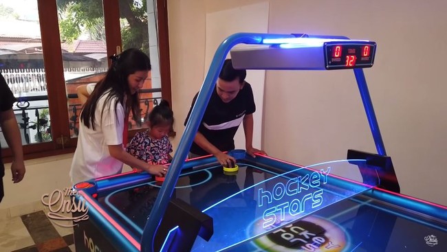 Agar sang anak tidak merasa bosan saat di rumah, Ruben Onsu pun menyediakan mesin bermain hockey di rumahnya. Asik banget ya kalau di rumah ada kayak gini. Foto: YouTube/The Onsu Family