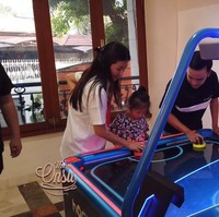 Agar sang anak tidak merasa bosan saat di rumah, Ruben Onsu pun menyediakan mesin bermain hockey di rumahnya. Asik banget ya kalau di rumah ada kayak gini. Foto: YouTube/The Onsu Family