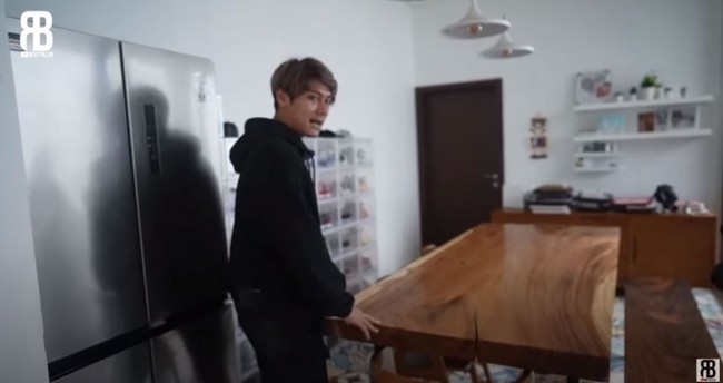 Kayu mendominasi rumah baru Rizky ini. Rumah tersebut belum sepenuhnya rapi karena bintang film Misscall ini baru saja pindah. (Foto: YouTube Rizky Billar)