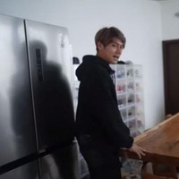 Kayu mendominasi rumah baru Rizky ini. Rumah tersebut belum sepenuhnya rapi karena bintang film Misscall ini baru saja pindah. (Foto: YouTube Rizky Billar)