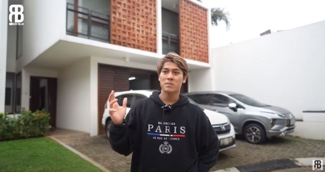 Rizky Billar memamerkan rumah barunya lewat sebuah video yang diunggah di YouTube belum lama ini. Rumah artis yang dikabarkan jadi pacar Lesti Kejora tersebut diketahui berada di sebuah cluster di kawasan Bintaro, Tangerang Selatan. (Foto: YouTube Rizky Billar)