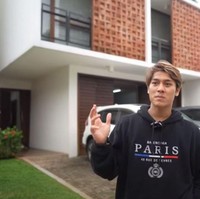 Rizky Billar memamerkan rumah barunya lewat sebuah video yang diunggah di YouTube belum lama ini. Rumah artis yang dikabarkan jadi pacar Lesti Kejora tersebut diketahui berada di sebuah cluster di kawasan Bintaro, Tangerang Selatan. (Foto: YouTube Rizky Billar)