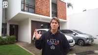 Tampak depan rumah Rizky Billar yang ia akui dibeli seharga Rp 6,5 miliar kepada Rian Ibram di Insert yang tayang Minggu (22/11/2020). Foto: YouTube Rizky Billar