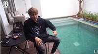 Di rumahnya, Rizky Billar juga memiliki kolam renang. Foto: YouTube Rizky Billar