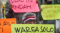 Aksi penolakan rencana safari dakwah Rizieq Shihab di Kota Solo tersebut dibubarkan oleh Kepolisian karena melanggar protokol kesehatan. ANTARA FOTO/Mohammad Ayudha.