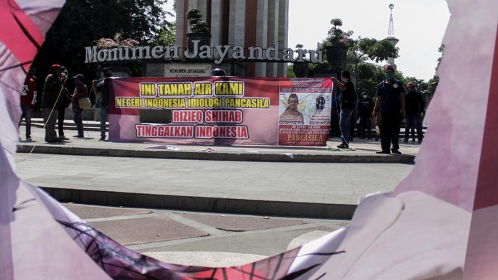 Saat Warga di Beberapa Kota Indonesia Tolak Kehadiran Habib Rizieq Sejumlah warga di sejumlah daerah Indonesia gelar aksi unjuk rasa menolak kehadiran Habib Rizieq di kota mereka. Aksi itu digelar di Serang hingga Sidoarjo.