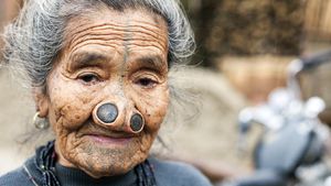 Foto: Wanita Apatani yang Sumbat Hidung Demi Tak Menarik