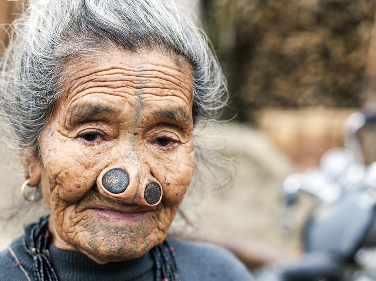 Foto: Wanita Apatani yang Sumbat Hidung Demi Tak Menarik