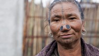 Namun karena hidungnya disumbat mereka jadi sulit untuk bernapas. Kini wanita di sana jarang yang melakukan sumbat hidung. Generasi mudanya tak mau melanjutkan tradisi ini. Katanya mereka akan terlihat aneh jika mencari kerja di kota.