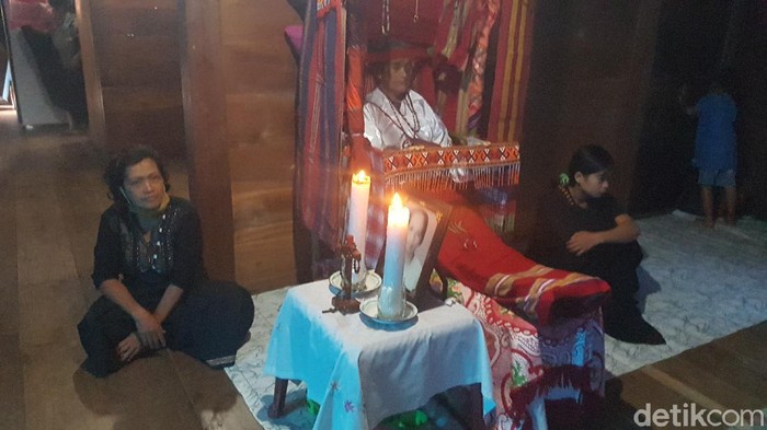 Warga Kabupaten Mamasa memiliki tradisi unik sebagai penghormatan kepada keluarga yang telah meninggal. Mereka menggelar Dipatokdang, tradisi ditandai dengan mengatur posisi jenazah keluarga yang baru saja meninggal, sehingga tampak sedang duduk.