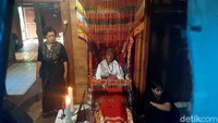 Seperti yang berlangsung di Kelurahan Batu Sawah, Kelurahan Messawa, Kecamatan Messawa, Sabtu pagi (21/11/2020). Jenazah Adolvina Latulembang (73 tahun), yang diketahui meninggal pada Jumat subuh (20/11) kemarin. Jenazahnya diatur oleh pihak keluarga, sehingga tampak sedang duduk.