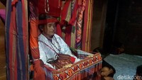 Tidak hanya itu, jenazah yang mengenakan pakaian adat juga didandani, kemudian ditempatkan di ruang tamu, dalam bilik menyerupai pelaminan, sehingga tampak sedang tersenyum kepada keluarga yang berdatangan untuk melayat.