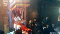Tradisi dipatokdang berlangsung sehari semalam. Selama dipatokdang berlangsung, warga meyakini keluarga mereka belum meninggal, namun sedang sakit. Tetua kampung, Buro Linggi mengatakan setelah prosesi dipatokdang usai, jenazah akan kembali ditidurkan dan dimasukkan ke dalam peti kayu.