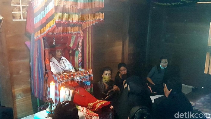 Warga di Mamasa memiliki tradisi unik sebagai bentuk penghormatan kepada keluarga yang telah meninggal. Tradisi itu dikenal dengan nama Dipatokdang. Penasaran?