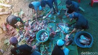 Setelah jenazah dimasukkan ke dalam peti kayu, prosesi pemakaman tidak langsung dilakukan. Menunggu keputusan pihak keluarga, terkait waktu pemakaman.