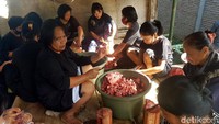Diketahui, tradisi dipatokdang hanya dilakukan untuk warga yang dianggap sebagai keturunan bangsawan, dan memiliki ekonomi ini untuk memenuhi sejumlah persyaratan, diantaranya menyembelih sejumlah kerbau. Nah itu dia traveler, tradisi dipatokdang yang unik di Mamasa, Sulawesi Barat.