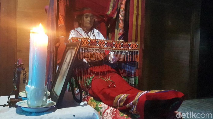 Warga di Mamasa memiliki tradisi unik sebagai bentuk penghormatan kepada keluarga yang telah meninggal. Tradisi itu dikenal dengan nama Dipatokdang. Penasaran?