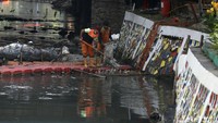 Tampak sejumlah petugas PPSU beraktivitas di kawasan kali tersebut. Mereka membersihkan sampah yang hanyut terbawa arus.
