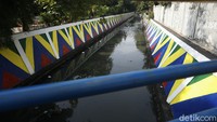 Begini penampakan dinding Kali Utan Kayu di Jakarta Timur yang dihiasi dengan berbagai warna, Minggu (22/11/2020).