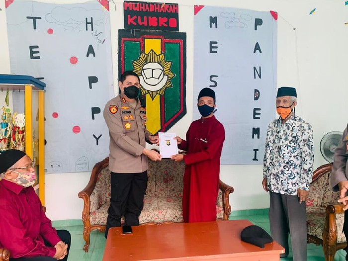 AKBP Alfian (kiri) memberikan satu unit sepeda motor kepada ustaz di Bekasi yang dibegal (Dok Istimewa)