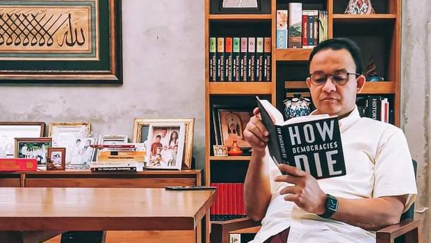 Anies Baswedan sedang membaca 'How Democracies Die' (Dok.  Instagram)