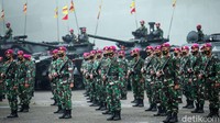 Para prajurit TNI dari dari berbagai kesatuan mengikuti apel.
