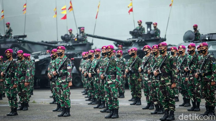 Kepala Staf Angkatan Laut (KSAL) Laksamana TNI Yudo Margono saat memimpin Apel Gelar Pasukan Kesiapsiagaan TNI Angkatan Laut Tahun 2020 di Dermaga Pelabuhan JCTI II, Jakarta, Senin (23/11/2020). Apel pasukan digelar untuk memeriksa kesiapsiagaan prajurit maupun alutsista TNI Angkatan Laut guna menyambut tugas-tugas ke depan.
