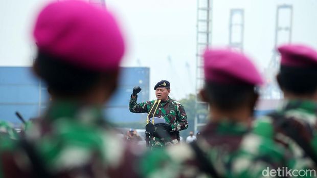 Kepala Staf Angkatan Laut (KSAL) Laksamana TNI Yudo Margono saat memimpin Apel Gelar Pasukan Kesiapsiagaan TNI Angkatan Laut Tahun 2020 di Dermaga Pelabuhan JCTI II, Jakarta, Senin (23/11/2020). Apel pasukan digelar untuk memeriksa kesiapsiagaan prajurit maupun alutsista TNI Angkatan Laut guna menyambut tugas-tugas ke depan.