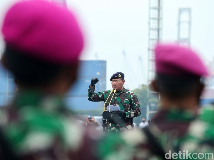 Kepala Staf Angkatan Laut (KSAL) Laksamana TNI Yudo Margono saat memimpin Apel Gelar Pasukan Kesiapsiagaan TNI Angkatan Laut Tahun 2020 di Dermaga Pelabuhan JCTI II, Jakarta, Senin (23/11/2020). Apel pasukan digelar untuk memeriksa kesiapsiagaan prajurit maupun alutsista TNI Angkatan Laut guna menyambut tugas-tugas ke depan.