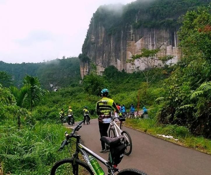 Bersepeda di antara dinding-dinding tebing cadas di Lembah Harau, Sumatera Barat, sungguh pengalaman yang amat memukau dan tak terlupakan.