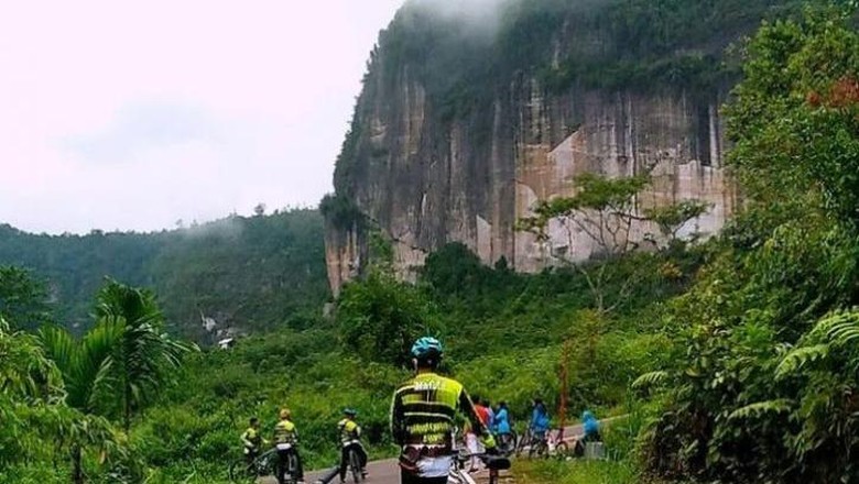 Bersepeda di antara dinding-dinding tebing cadas di Lembah Harau, Sumatera Barat, sungguh pengalaman yang amat memukau dan tak terlupakan.