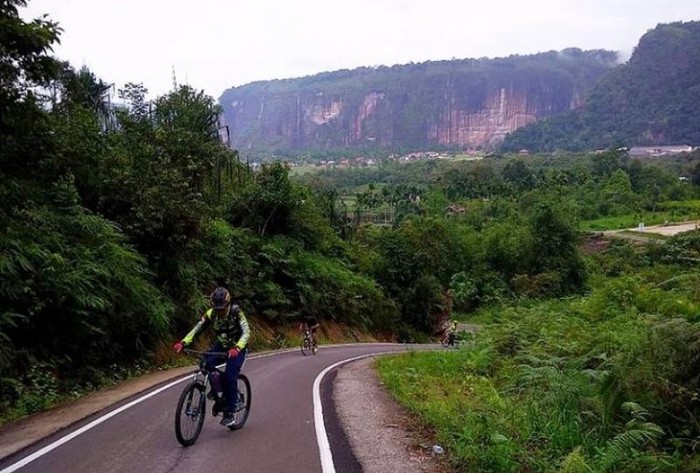 Bersepeda di antara dinding-dinding tebing cadas di Lembah Harau, Sumatera Barat, sungguh pengalaman yang amat memukau dan tak terlupakan.