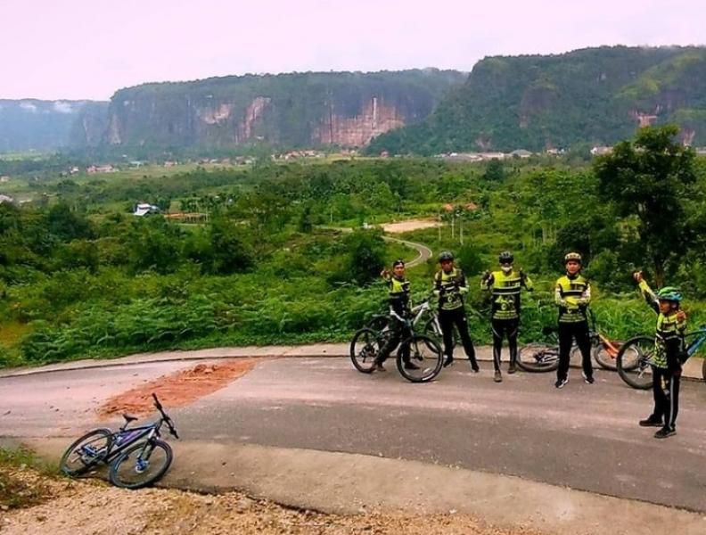 Bersepeda di antara dinding-dinding tebing cadas di Lembah Harau, Sumatera Barat, sungguh pengalaman yang amat memukau dan tak terlupakan.