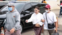 Ayu tampak terburu-buru saat dijumpai oleh awak media. Pool/Noel/detikFoto.