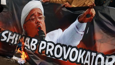 Spanduk Habib Rizieq Dibakar Massa Aksi di Bandung