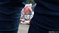 Pembakaran spanduk itu dilakukan sebagai simbol penolakan imam besar FPI tersebut.
