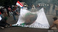 Massa membawa spanduk bergambar Habib Rizieq Shihab dalam aksi di depan Gedung DPRD Jawa Barat, Senin (23/11/2020).