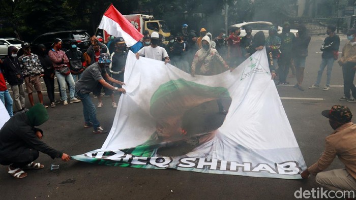 Baliho dan Spanduk Habib Rizieq Dibakar Massa Aksi di Bandung Sejumlah orang yang tergabung dalam Front Pembela Bangsa menggelar aksi di depan Gedung DPRD Jawa Barat untuk menolak kedatangan Habib Rizieq di Kota Bandung, Senin (23/11/2020). Dalam aksinya mereka membakar baliho dan spanduk bergambar Habib Rizieq.