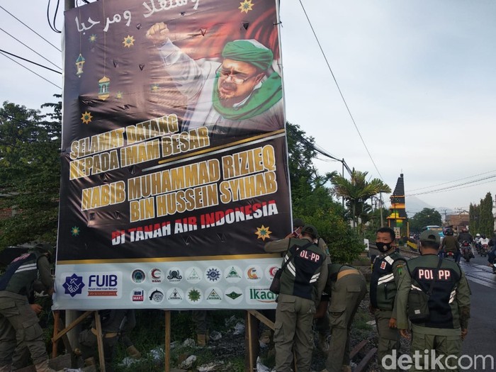 Satpol PP Kabupaten Pasuruan juga menurunkan sejumlah baliho Habib Rizieq. Baliho yang diturunkan .