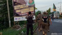 Penerbitan baliho Habib Rizieq berlansung kondusif. Tak ada penolakan bahkan perlawanan dari pemasang.