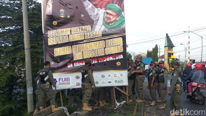 Baliho Habib Rizieq di Pasuruan Juga Diturunkan Satpol PP Kabupaten Pasuruan juga menurunkan sejumlah baliho Habib Rizieq. Baliho yang diturunkan .