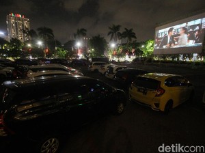 Drive in Senja, Sensasi Nonton Layar Tancap Saat Pandemi COVID-19