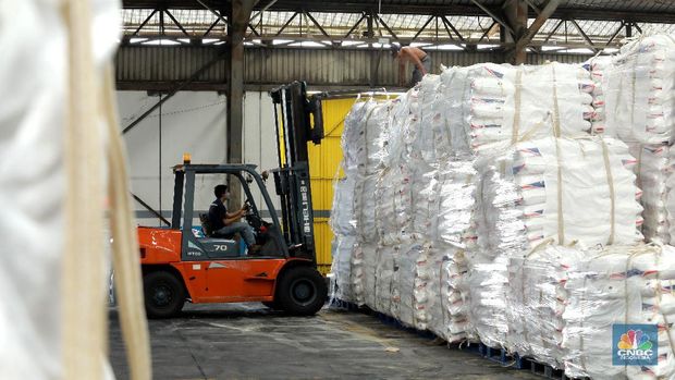 Petugas gudang gula sugar (konsumsi) mendata pasokan gula yang akan dikirim ke berbagai daerah ke seluruh Indonesia di Pelabuhan Tanjung Priok, Senin (23/11/2020). Dalam sehari bisa mengirim 250 ton gula sugar dengan kapasitas 10 truk angkut. (CNBC Indonesia/Tri Susilo) 

Pemerintah dan dunia usaha masih menghitung angka pasti stok nasional pada akhir 2020 yang menjadi dasar penentuan rencana pemenuhan kebutuhan gula pada 2021. (CNBC Indonesia/ Tri Susilo)