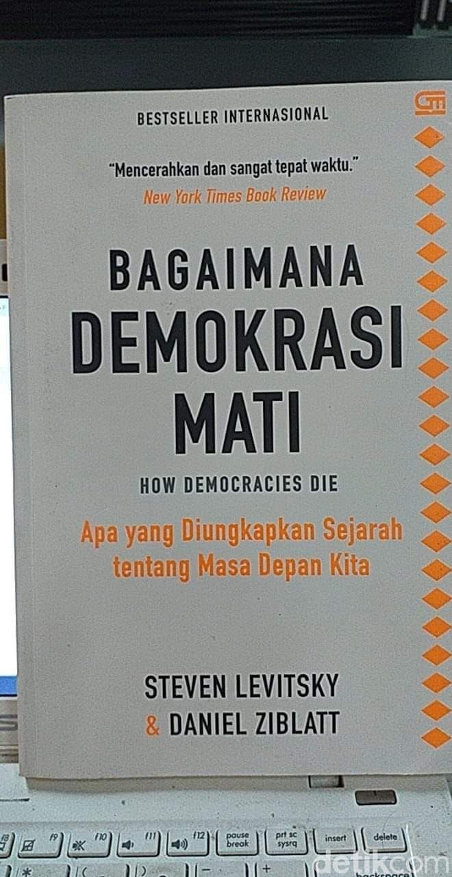 Buku 'Bagaimana Demokrasi Mati' diterbitkan penerbit Gramedia Pustaka Utama (Rakhmad/detikcom)