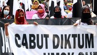 Massa aksi menuntut Gubernur Jabar Ridwan Kamil mencabut Ditkum ketiga SK Upah Minimum Sektoral Kabupaten (UMSK) Subang Tahun 2020.