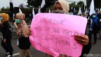 Massa buruh yang menggelar aksi ini mengatasnamakan Federasi Serikat Pekerja Singaperbangsa (FSPS).