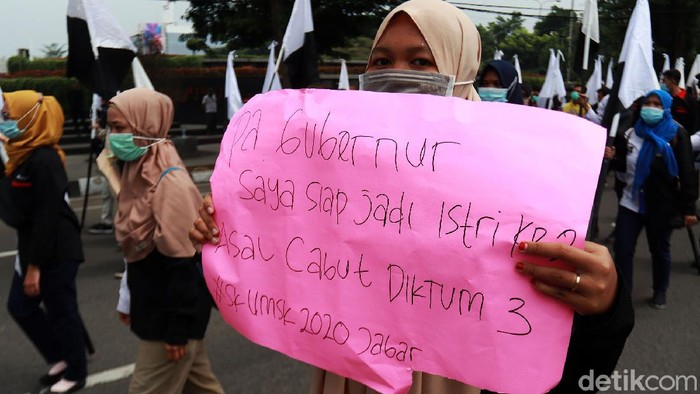 Buruh Demo di Gedung Sate Bandung Federasi Serikat Pekerja Singaperbangsa (FSPS) menggelar aksi di Gedung Sate, Jalan Diponegoro, Kota Bandung, Jawa Barat, Senin (23/11/2020).