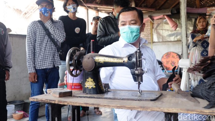 Cawabup Aep Syaepuloh saat menjahit di workshop industri rumahan